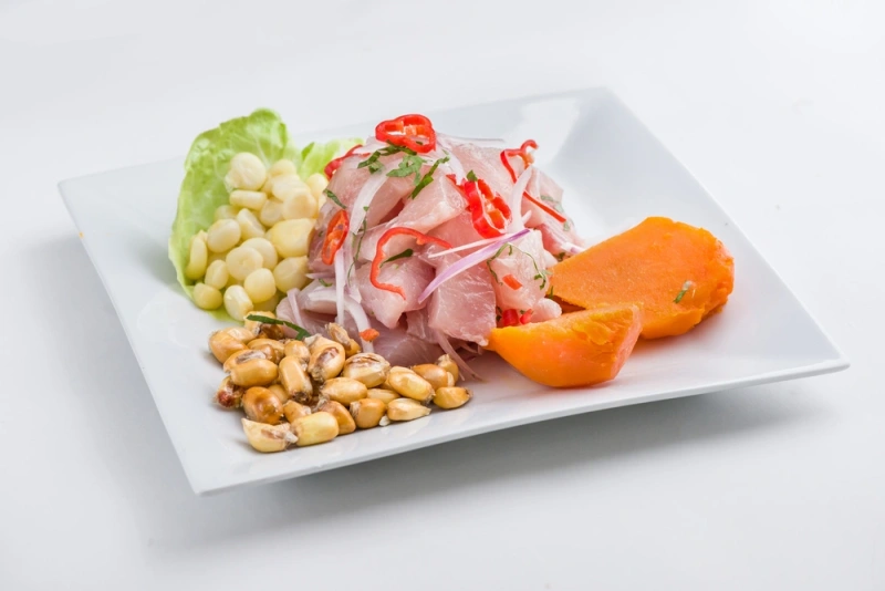 delicioso ceviche de pescado peruano con cancha, camote y choclo