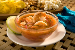 delicioso ceviche ecuatoriano con camarones frescos y cítricos