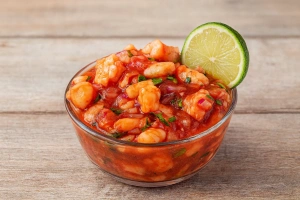 delicioso ceviche colombiano de camarones lleno de frescura y sabor