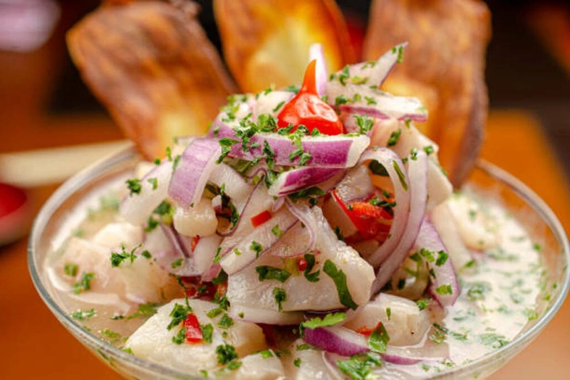 delicioso ceviche ecuatoriano de pescado fresco y colorido