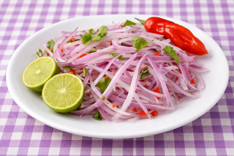Sarsa criolla fresca y colorida sobre mantel de cuadritos
