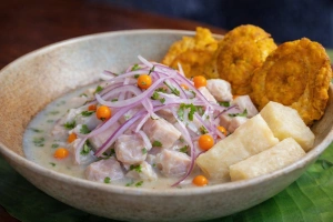 Delicioso ceviche amazónico con yuca sancochada y paracones