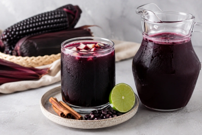 Vaso de refrescante chicha morada casera peruana