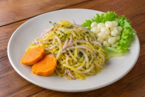 Plato de delicioso ceviche de olluco acompañado de choclo y camote