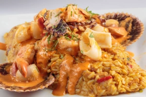 plato de arroz con mariscos