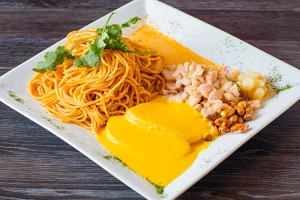 ceviche combinado con tallarines y huancaina
