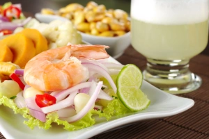 plato de ceviche de camarones