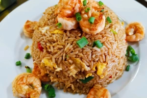 plato chaufa de langostinos