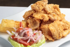 plato de chicharrón de pescado con yuca frita