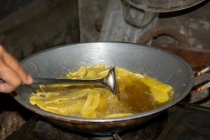 chifles friéndose en una sartén