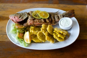 plato de pesado frito con patacones y salsa tártar