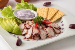 plato de pupo al olivo con palta y galletas